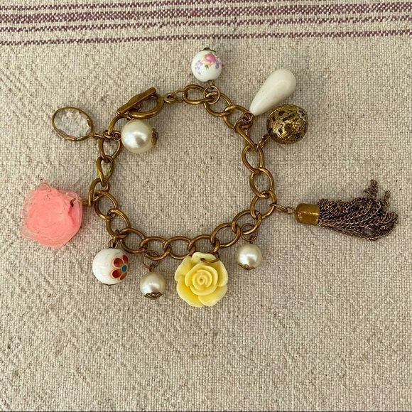 Vintage Romantic Feminine Charm Bracelet Gold Tone - Picture 1 of 10
